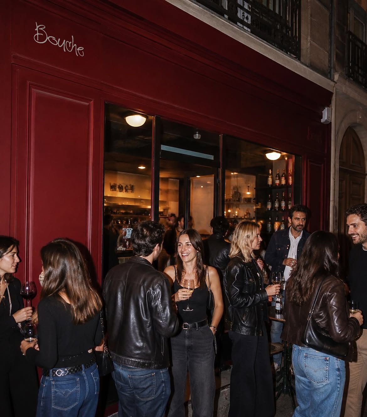 La devanture rouge de Bouche un soir, entourée de clients