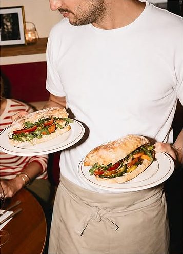 Deux sandwichs portés en salle